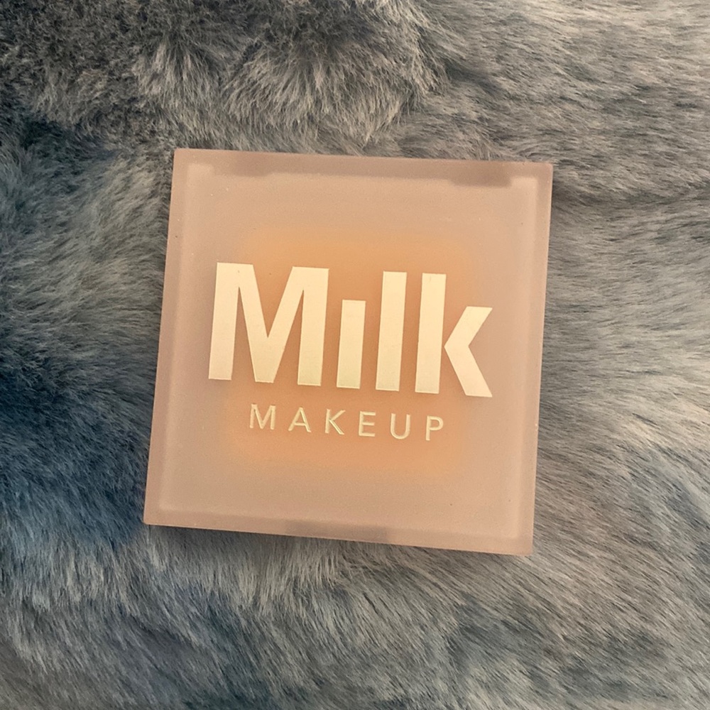 Milk holographic highlighting powder